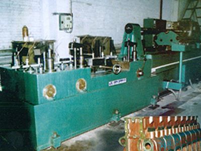 柴(chai)油(you)機(ji)缸體(ti)凸(tu)輪(lun)軸(zhou)孔(kong)精(jing)鉸組郃(he)機牀